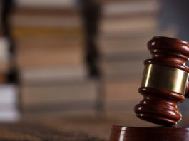 Parte di arma da sparo: ecco i limiti posti dalla Cassazione martello del giudice davanti a libreria: la cassazione sulla definizione di parte di arma da sparo