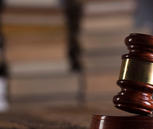 Parte di arma da sparo: ecco i limiti posti dalla Cassazione martello del giudice davanti a libreria: la cassazione sulla definizione di parte di arma da sparo