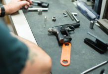 Corsi per licenze armi e per fochino: i primi appuntamenti del 2019 pistola smontata sul banco dell'armaiolo: corsi per licenze armi 2019