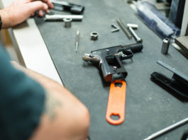 Corsi per licenze armi e per fochino: i primi appuntamenti del 2019 pistola smontata sul banco dell'armaiolo: corsi per licenze armi 2019