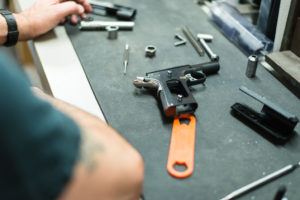 corsi per licenze armi: pistola smontata sul banco dell'armaiolo: corsi per licenze armi 2019