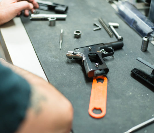 Corsi per licenze armi e per fochino: i primi appuntamenti del 2019 pistola smontata sul banco dell'armaiolo: corsi per licenze armi 2019