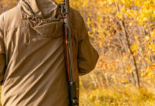 Specie cacciabili: il ministero dell’Agricoltura vuole riprendersi le proprie competenze Specie cacciabili: cacciatore nel bosco, di spalle, con fucile a tracolla