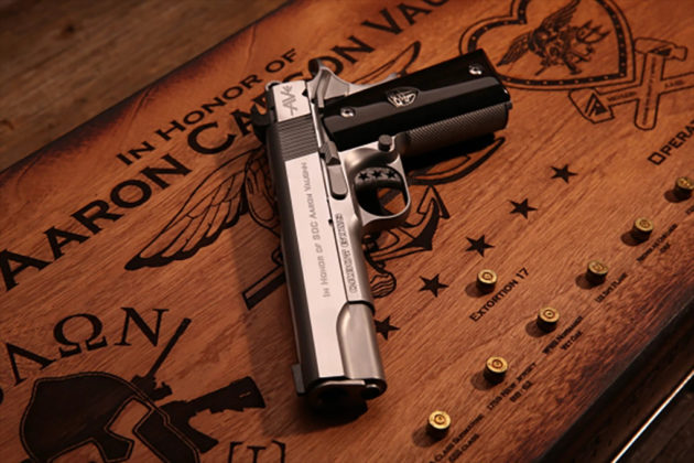 dal basso, pistola custom cabot guns e case, ricordo di aaron vaughn