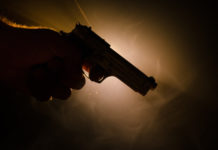 La ricerca de La Sapienza sugli omicidi commessi con armi legalmente detenute mano che impugna pistola: omicidi commessi con armi legalmente detenute