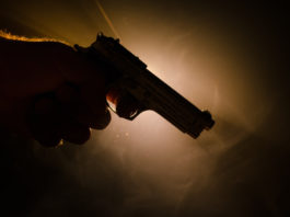 La ricerca de La Sapienza sugli omicidi commessi con armi legalmente detenute mano che impugna pistola: omicidi commessi con armi legalmente detenute