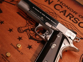 Una pistola custom antica come la Terra pistola custom cabot guns aaron vaughn