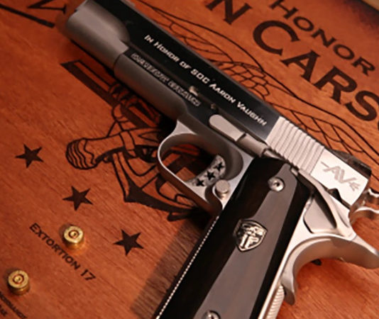 Una pistola custom antica come la Terra pistola custom cabot guns aaron vaughn