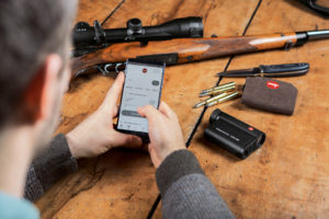 smartphone e telemetro da caccia Leica CRF 2800 COM