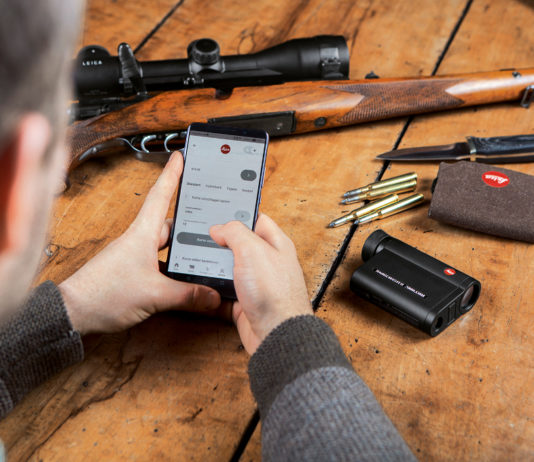 Telemetro da caccia Leica CRF 2800 .COM: si gestisce con lo smartphone smartphone e telemetro da caccia Leica CRF 2800 COM