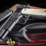 vista frontale della pistola artigianale Nighthawk Custom Vip Black