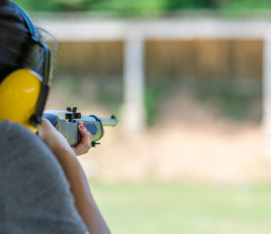 Scuola e sport: Uits rinnova “Accademia del tiro” giovane tiratrice al poligono: scuola e sport Uits rinnova Accademia del tiro