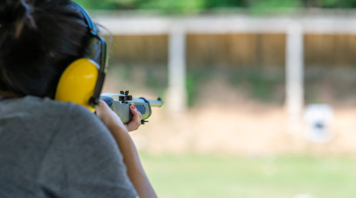 giovane tiratrice al poligono: scuola e sport Uits rinnova Accademia del tiro