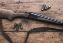 Manutenzione fucili da caccia e da tiro: il corso di Conarmi manutenzione fucili da caccia e da tiro fucile con cartucce su tavolo di legno