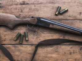 Manutenzione fucili da caccia e da tiro: il corso di Conarmi manutenzione fucili da caccia e da tiro fucile con cartucce su tavolo di legno