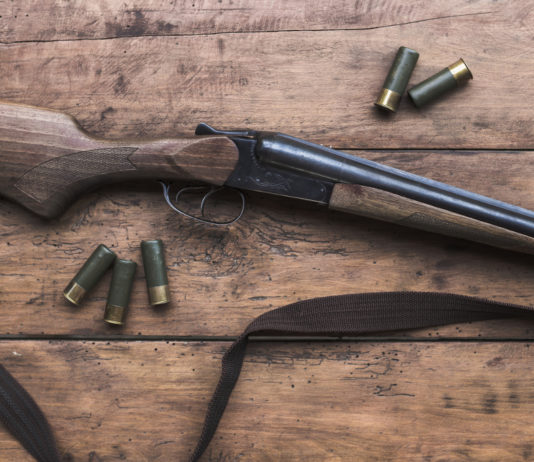 Manutenzione fucili da caccia e da tiro: il corso di Conarmi manutenzione fucili da caccia e da tiro fucile con cartucce su tavolo di legno