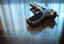 Riforma della legittima difesa: slitta la discussione alla Camera pistola su comodino, riforma della legittima difesa