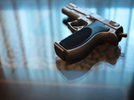 Riforma della legittima difesa: slitta la discussione alla Camera pistola su comodino, riforma della legittima difesa