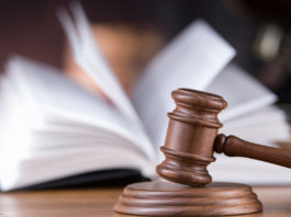 Legittima difesa: la sentenza della Cassazione sulle esimenti legittima difesa: martello del giudice davanti a un codice aperto