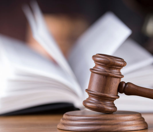 Legittima difesa: la sentenza della Cassazione sulle esimenti legittima difesa: martello del giudice davanti a un codice aperto