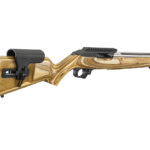 fianco destro del fucile da competizione Ruger 10 22 Competition visto da dietro di tre quarti