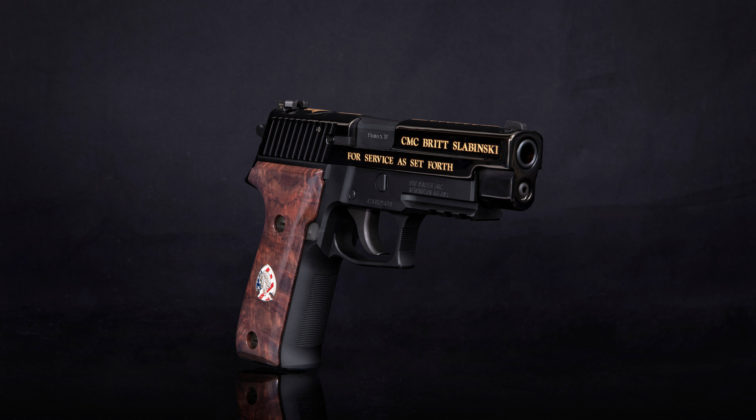 la pistola da collezione sig sauer dedicata a britt slabinski