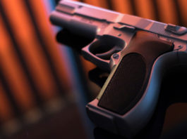 Legittima difesa e possesso di armi: la posizione di Maullu legittima difesa, pistola su tavolo di vetro