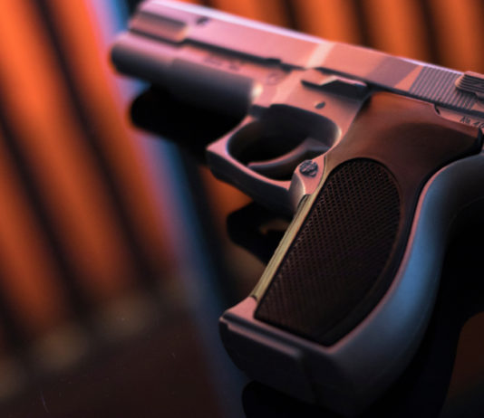 Legittima difesa e possesso di armi: la posizione di Maullu legittima difesa, pistola su tavolo di vetro