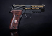 Sig Sauer MK25, la pistola da collezione dedicata a Britt Slabinski pistola da collezione sig sauer dedicata a britt slabinski