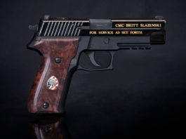 Sig Sauer MK25, la pistola da collezione dedicata a Britt Slabinski pistola da collezione sig sauer dedicata a britt slabinski