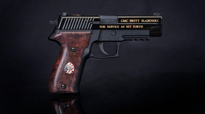 pistola da collezione sig sauer dedicata a britt slabinski