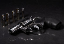 Manifesto per i diritti dei possessori di armi: ecco l’idea di Maullu revolver 38 con dieci proiettili, manifesto per i diritti dei possessori di armi