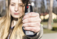 Spray al peperoncino, corso sull’utilizzo a Sesto San Giovanni spray al peperoncino impugnato da ragazza