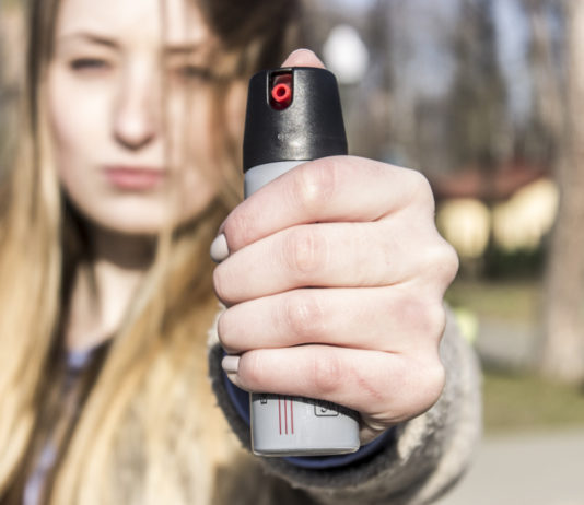 Spray al peperoncino, corso sull’utilizzo a Sesto San Giovanni spray al peperoncino impugnato da ragazza