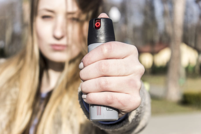 spray al peperoncino impugnato da ragazza