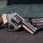 vista laterale del revolver per porto occulto Charter Arms Professional con fondina