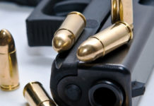 La proposta del Pd sul porto d’armi pistola appoggiata su un fianco con cinque proiettili: la proposta del pd sul porto d'armi