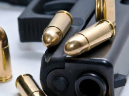 La proposta del Pd sul porto d’armi pistola appoggiata su un fianco con cinque proiettili: la proposta del pd sul porto d'armi