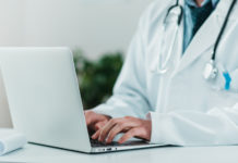 Porto d’armi, la proposta 5 Stelle sull’anagrafe informatizzata anagrafe informatizzata porto d'armi: medico al computer