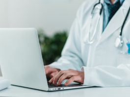 Porto d’armi, la proposta 5 Stelle sull’anagrafe informatizzata anagrafe informatizzata porto d'armi: medico al computer