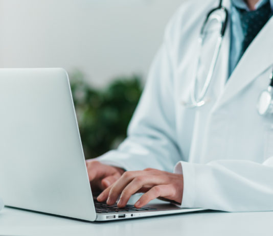 Porto d’armi, la proposta 5 Stelle sull’anagrafe informatizzata anagrafe informatizzata porto d'armi: medico al computer