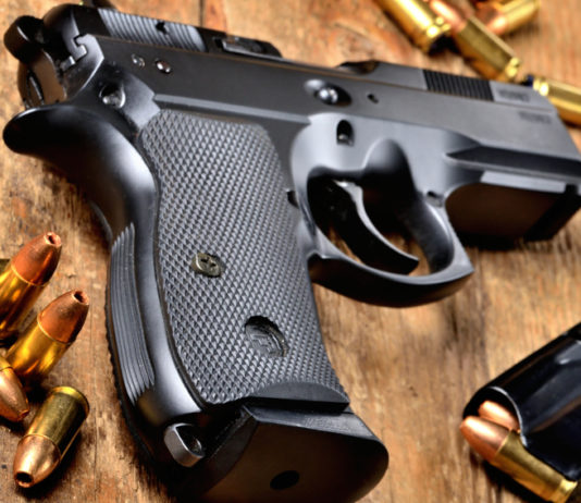 Proposta del Pd sul porto d’armi, il commento di Verini pistola con proiettili e caricatore: proposta del pd sul porto d'armi