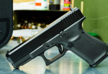 Vendita di armi e legittima difesa, il commento di Maullu vendita di armi: pistola su tavolo dell'armeria