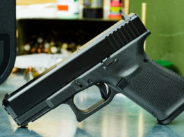 Vendita di armi e legittima difesa, il commento di Maullu vendita di armi: pistola su tavolo dell'armeria