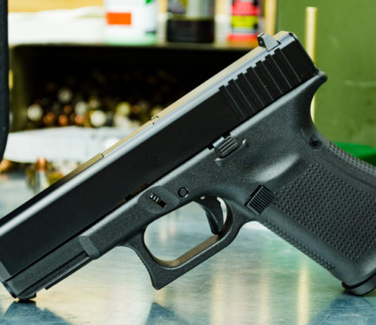 Vendita di armi e legittima difesa, il commento di Maullu vendita di armi: pistola su tavolo dell'armeria