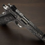 la pistola da collezione Cabot Oak Custom Le Nouveau appoggiata sulla canna