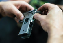 Nuovi corsi di Conarmi, aperte le iscrizioni nuovi corsi di conarmi, mani dell'armaiolo mentre smonta una pistola