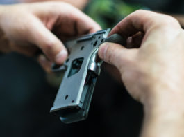 Nuovi corsi di Conarmi, aperte le iscrizioni nuovi corsi di conarmi, mani dell'armaiolo mentre smonta una pistola