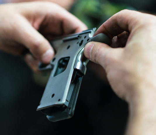 Nuovi corsi di Conarmi, aperte le iscrizioni nuovi corsi di conarmi, mani dell'armaiolo mentre smonta una pistola