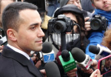 Di Maio pizzica Salvini sulle armi Di Maio pizzica Salvini sulle armi: Di Maio intervistato davanti a microfoni